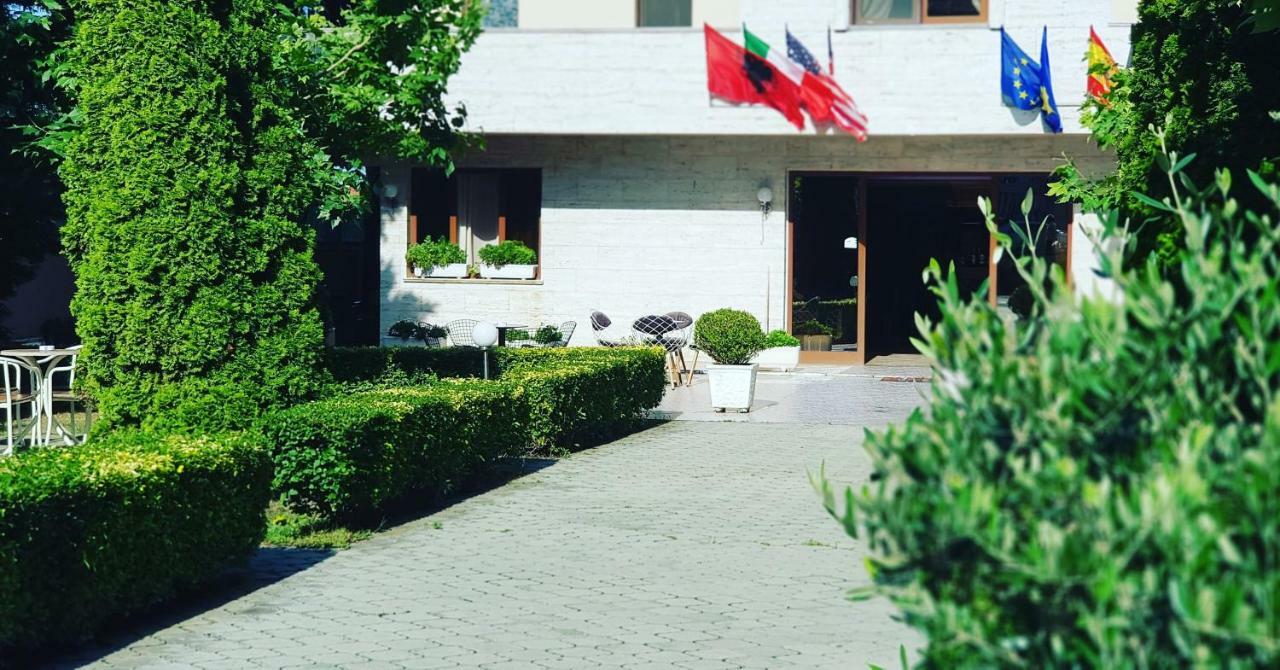 Hotel Ambasador Garden Lezhë Esterno foto